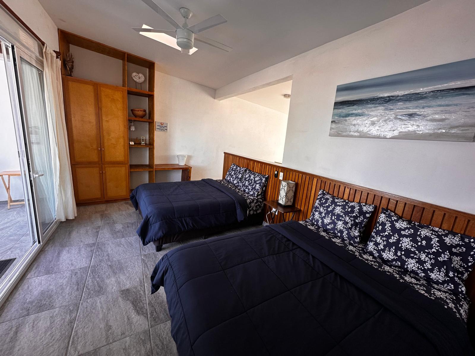 Bungalow con clóset de madera y dos camas