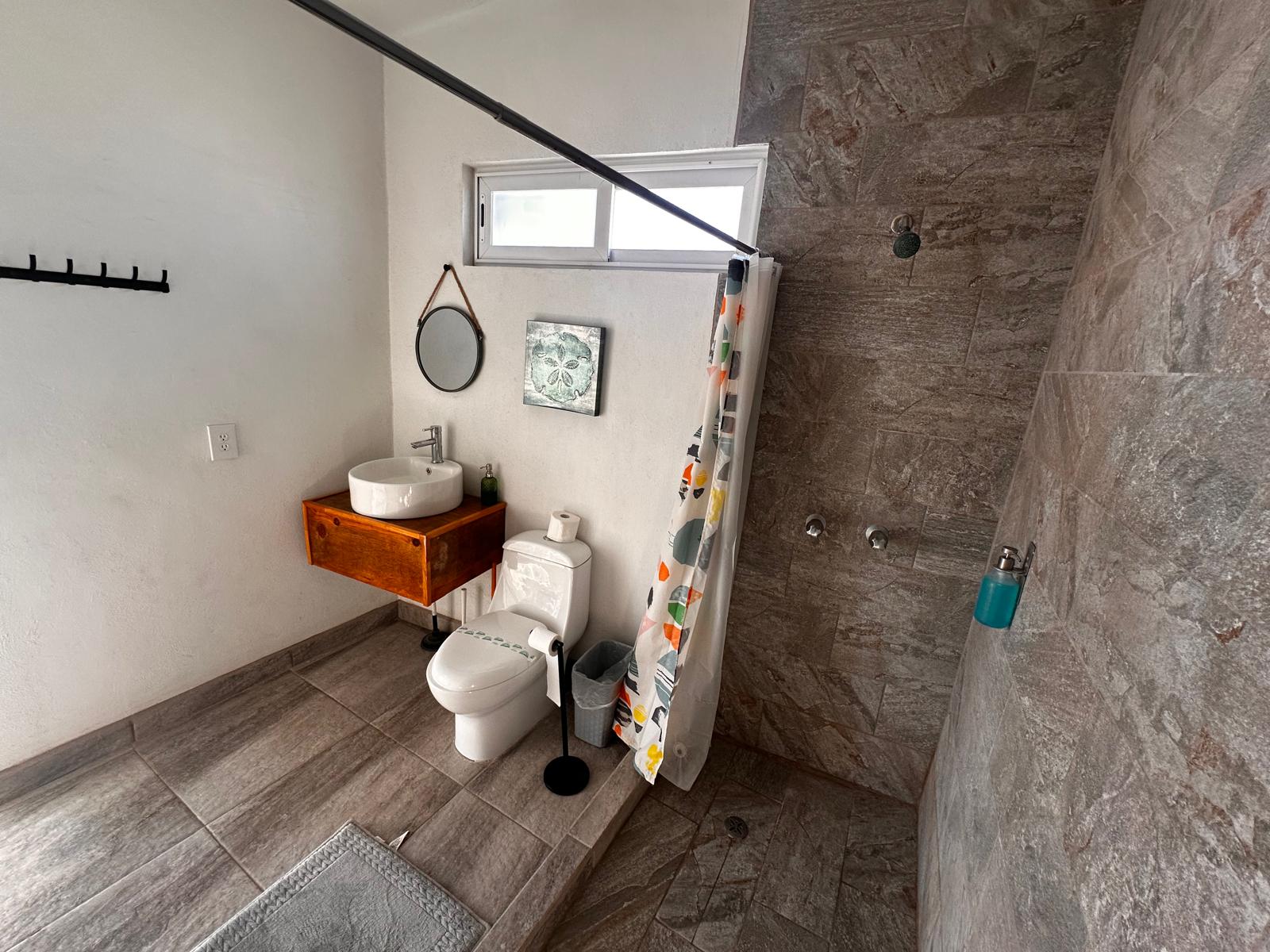 Baño privado con regadera amplia