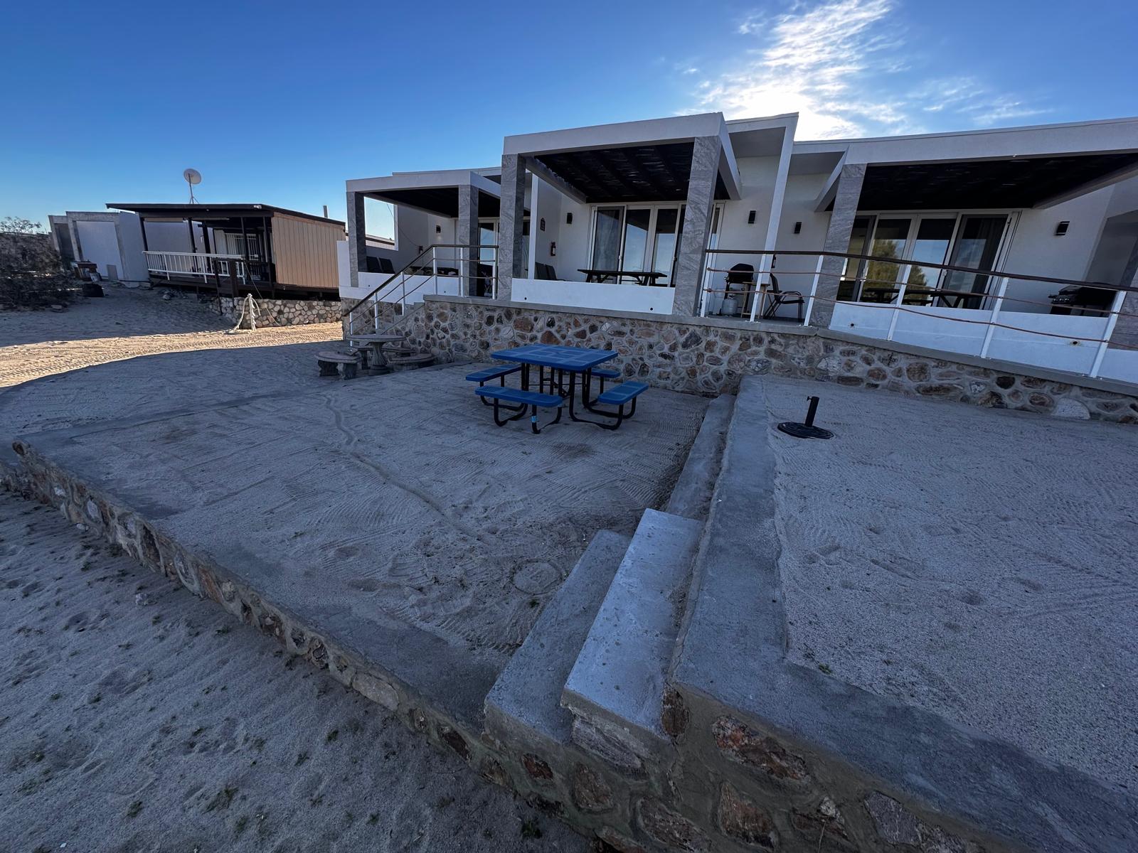 Fachada de los bungalows de Baja Playa Sol frente a la playa